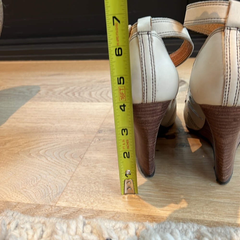 FRYE Women’s Cream Ankle-Strap Peep-Toe Sandals - Picture 10 of 11